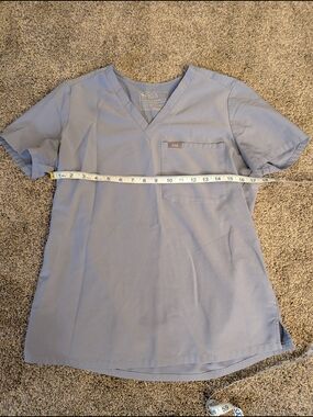 🌼 Figs Women’s V-Neck Scrub Top in Light Blue Size S